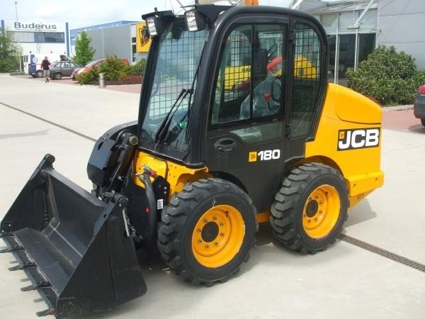 Мини- погрузчик JCB в аренду с навесным оборудованием
