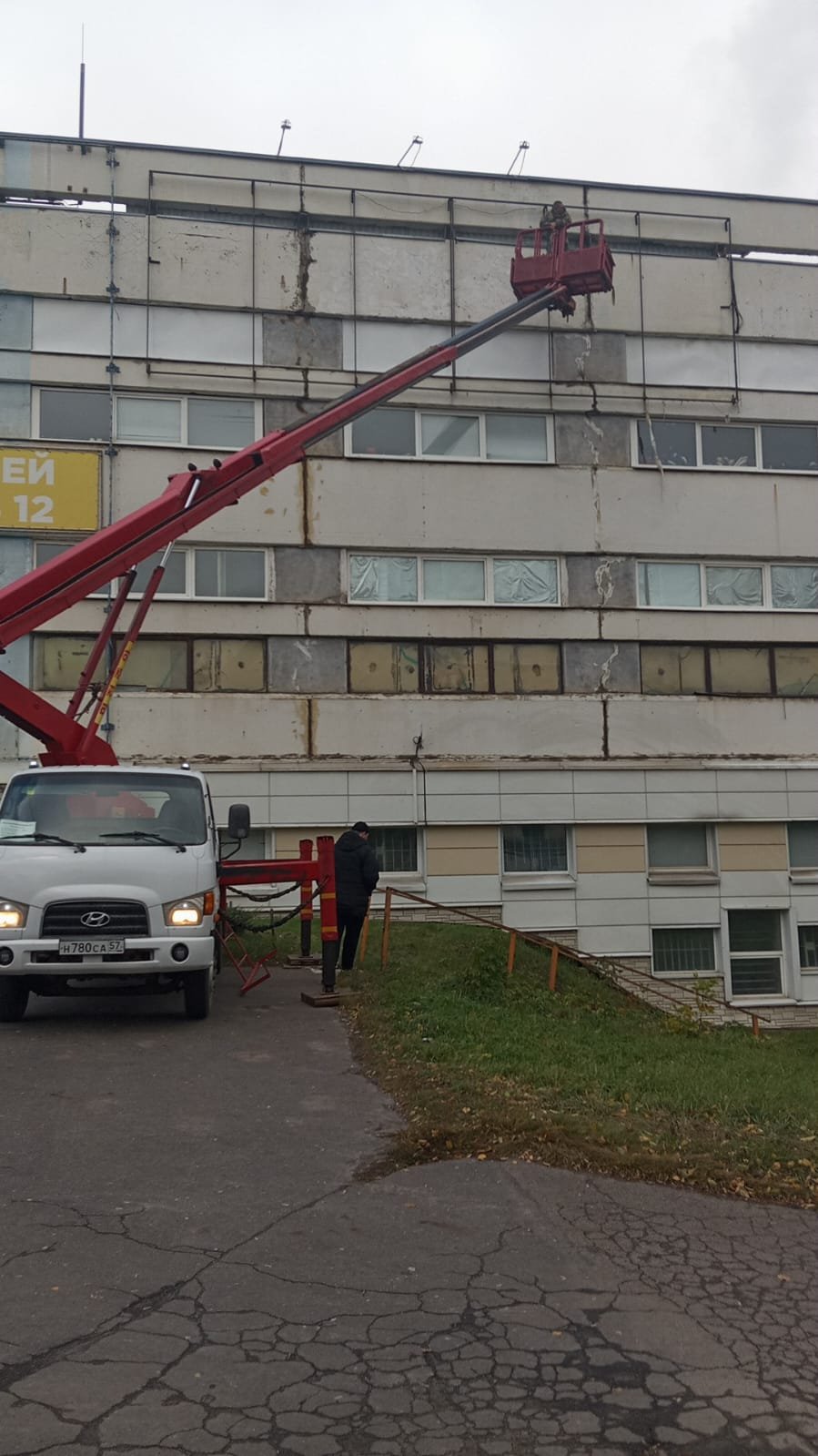 В аренду автовышка Хендай с поворотной люлькой