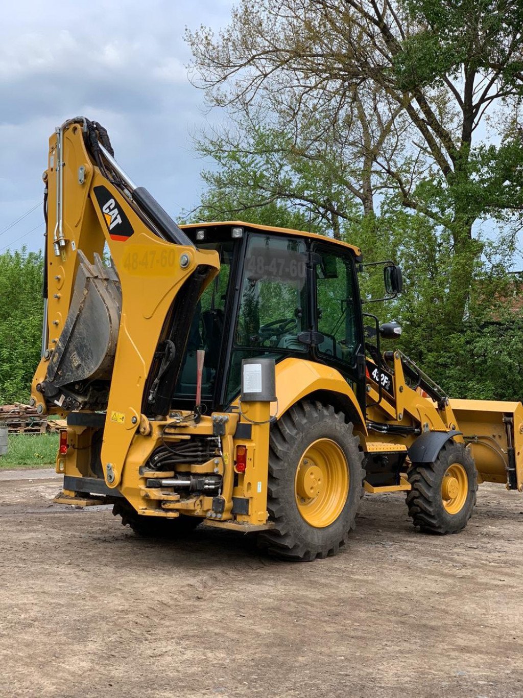 Аренда экскаватора погрузчика Caterpillar 432F с ямобуром