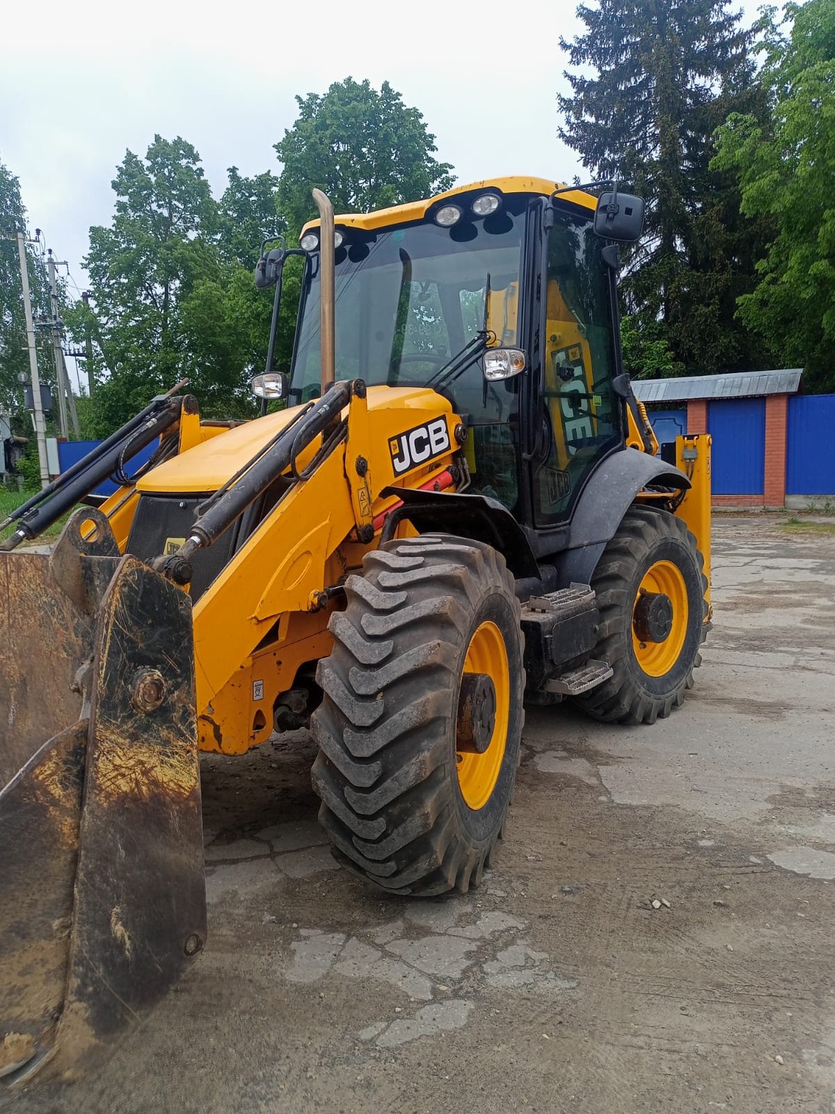 Чистка снега экскаватор погрузчик JCB ямобур вилы