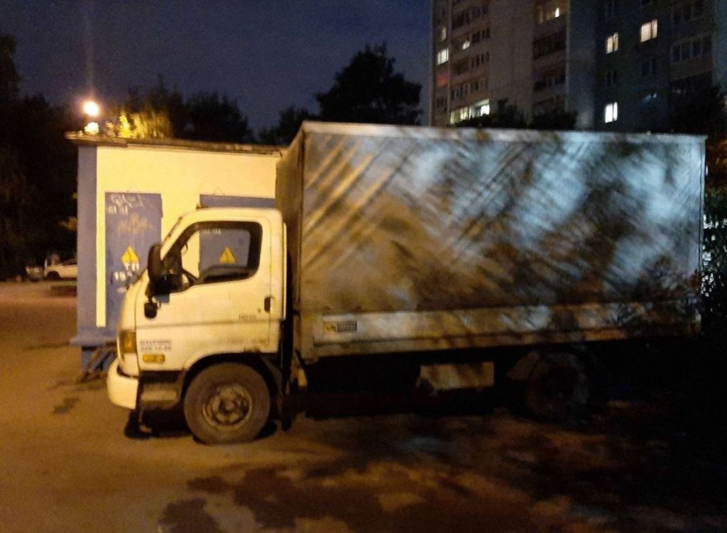 Коневозка и перевозка лошадей и сено рулонами