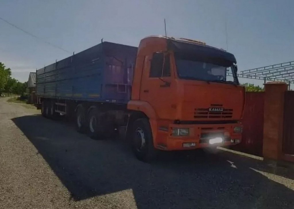 Услуги зерновоза, перевзока сена в рулонах