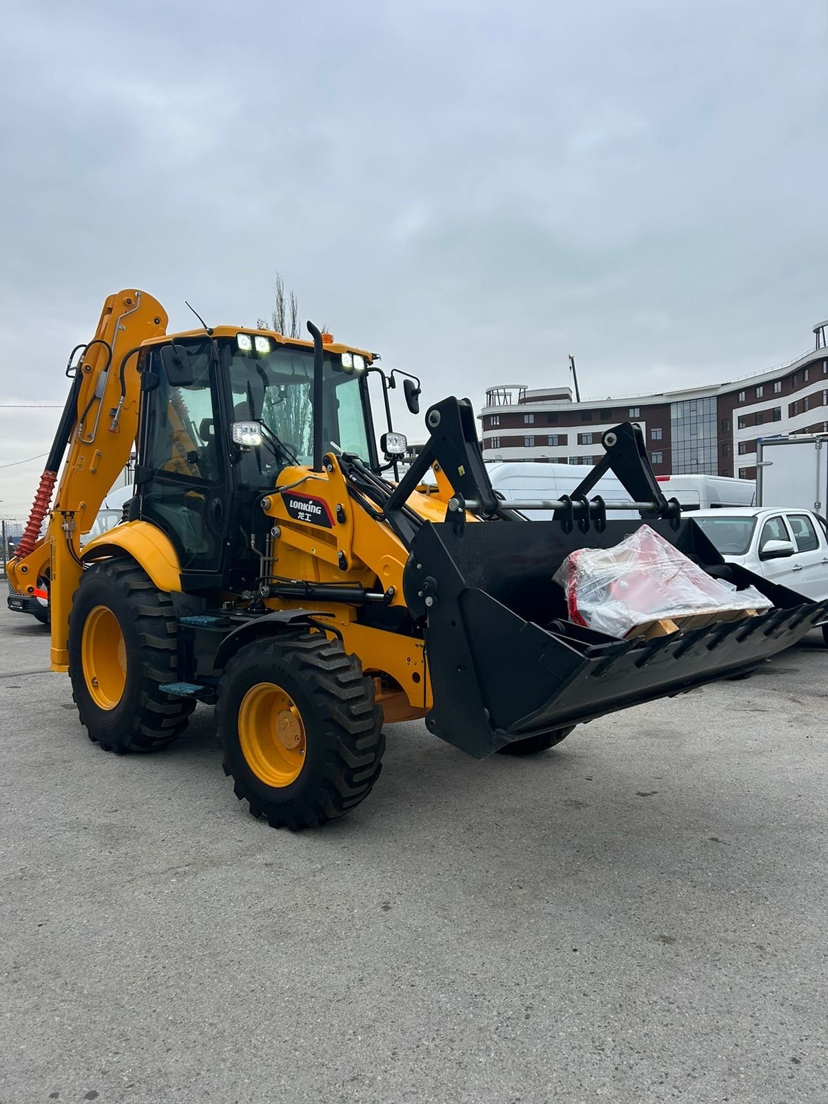 Аренда экскаватора-погрузчика JCB 3CX, Lonking 83C. Вилы