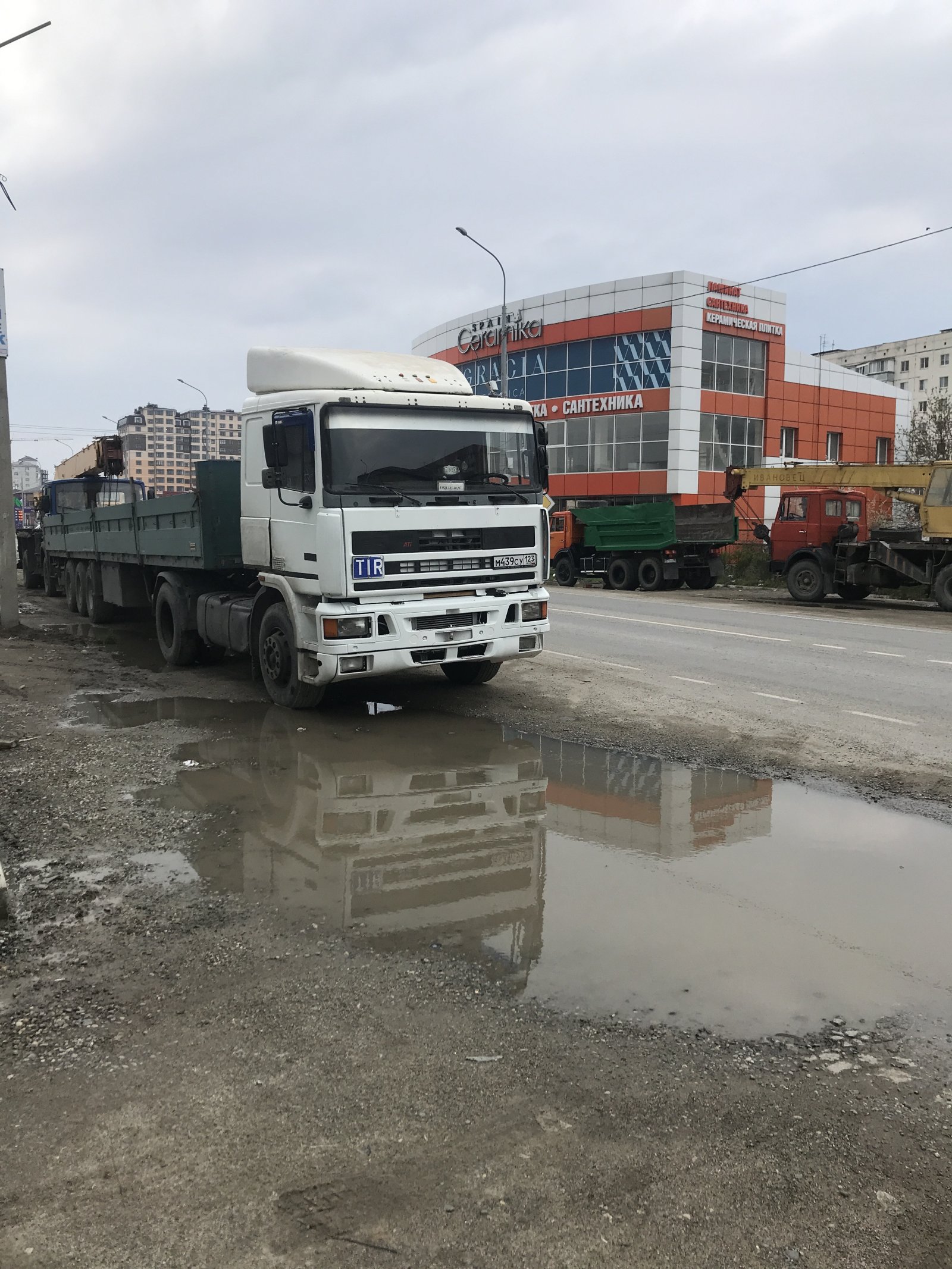Перевозка грузов длинномером. Шаланда