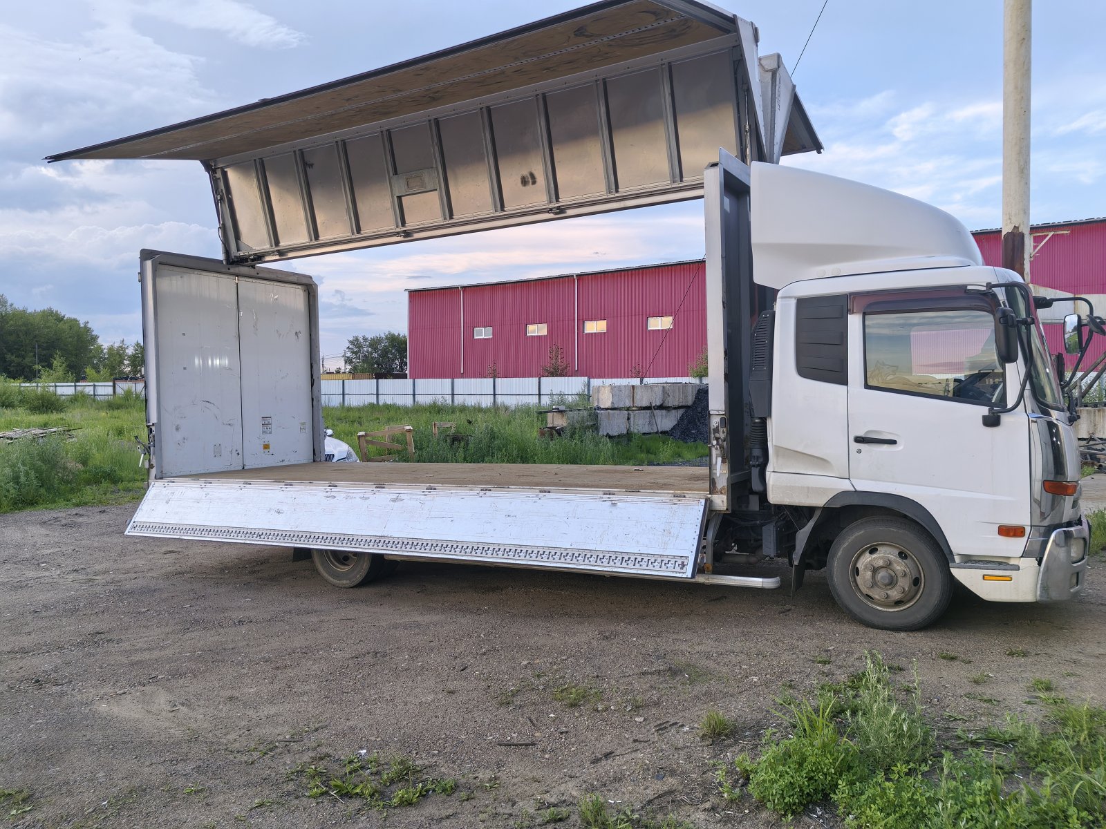 Грузоперевозки до 5 тонн. Nissan UD Condor, боковая погрузка