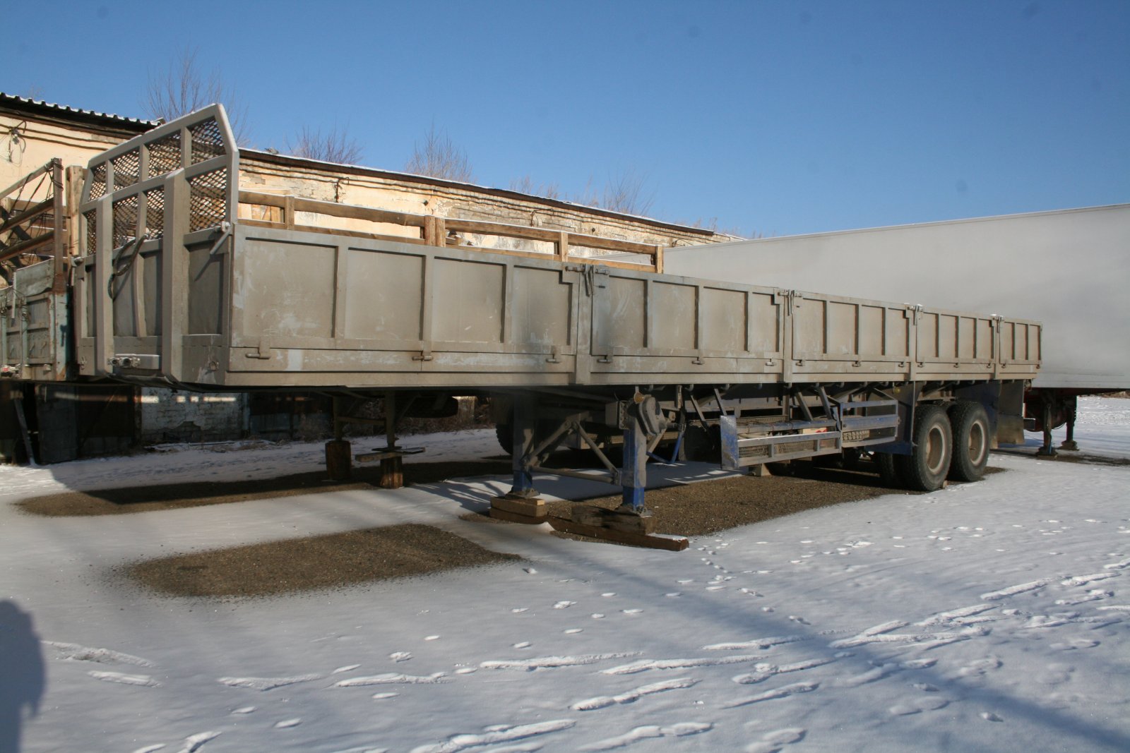 Перевозка груза. Тягач SINOTRUK HANIA с бортовым прицепом