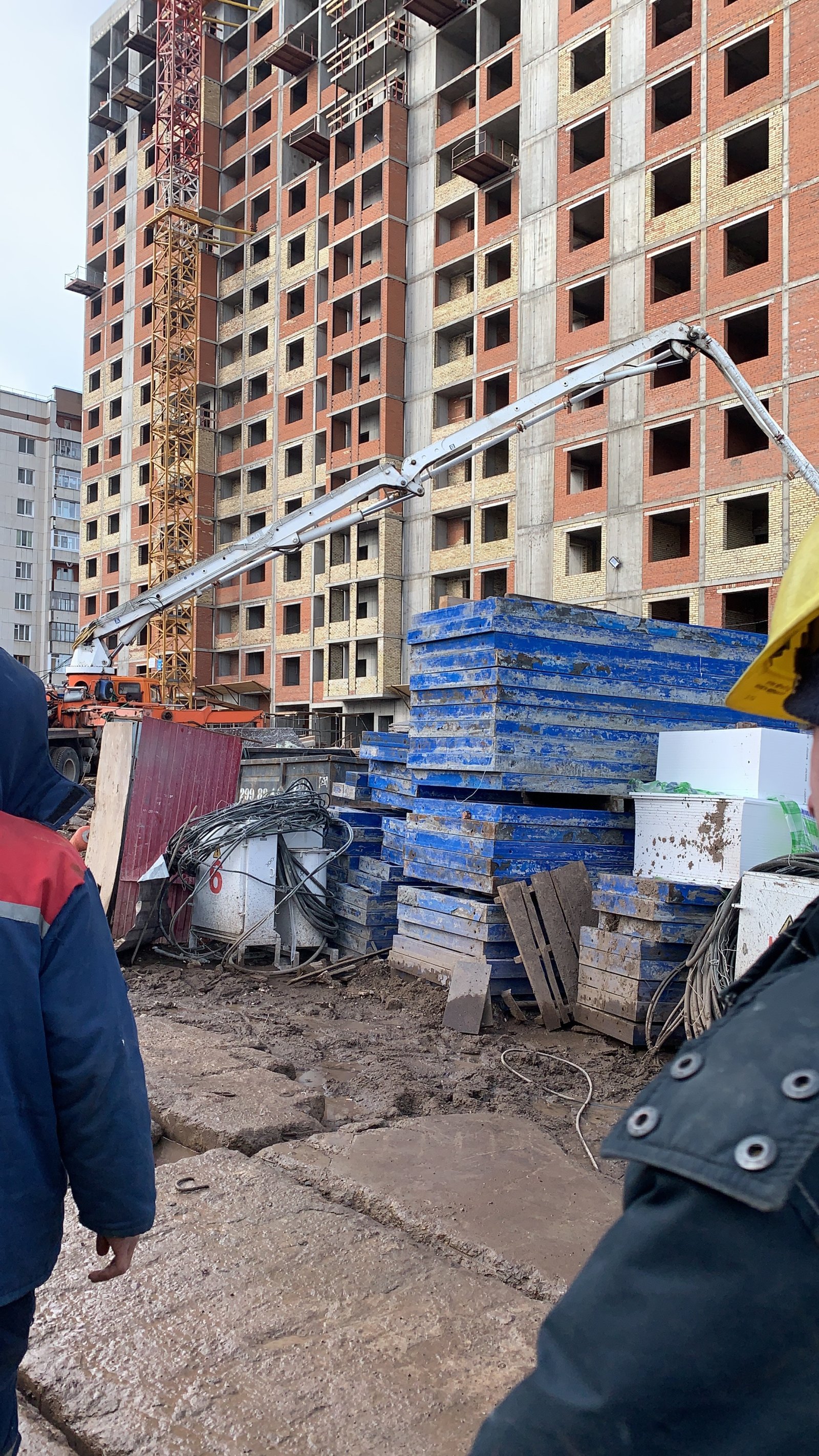В наличии 3 автобетононасоса КамАЗ, длина стрелы 42 метра