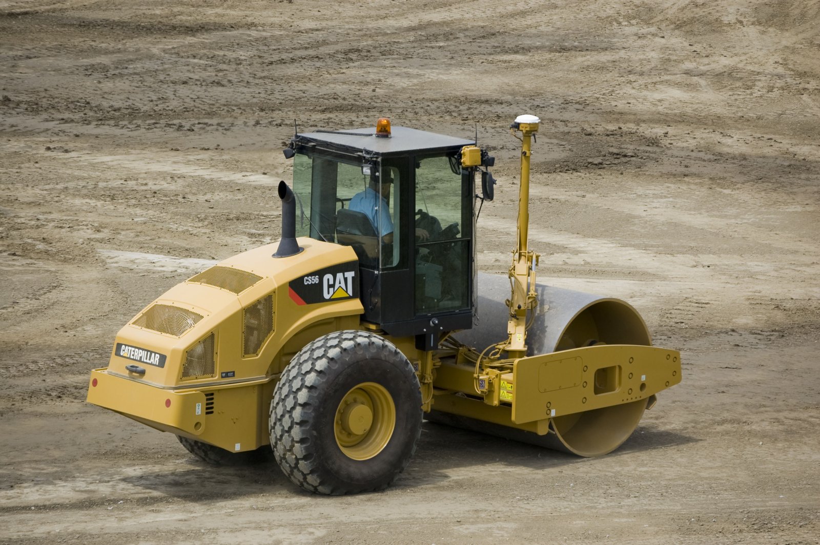 Аренда катка вибр. грунтового CATERPILLAR CS56