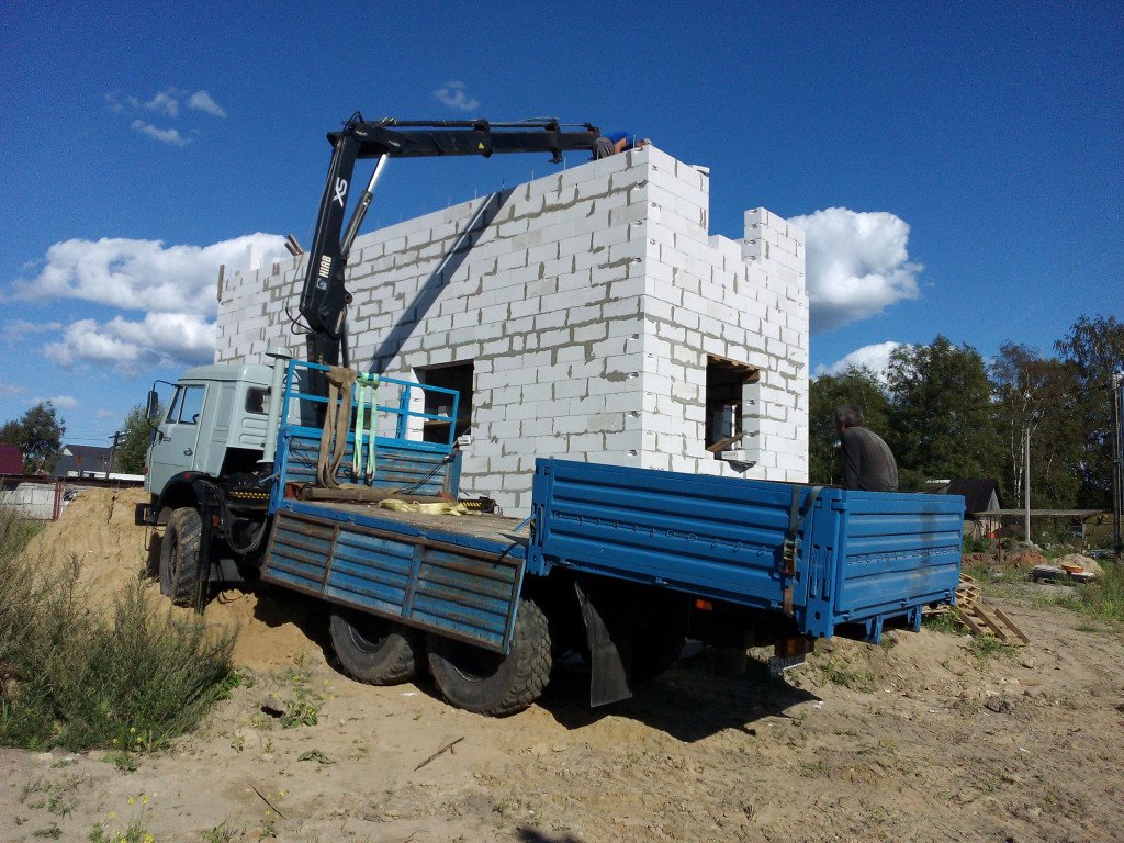 Вездеход манипулятор с ямобуром, люлькой, "катюшей