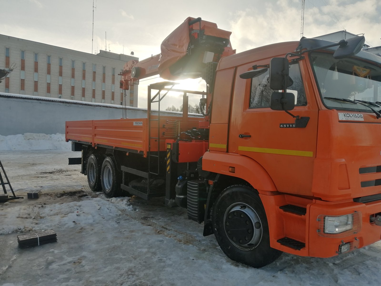 Манипулятор с люлькой автовышки аренда