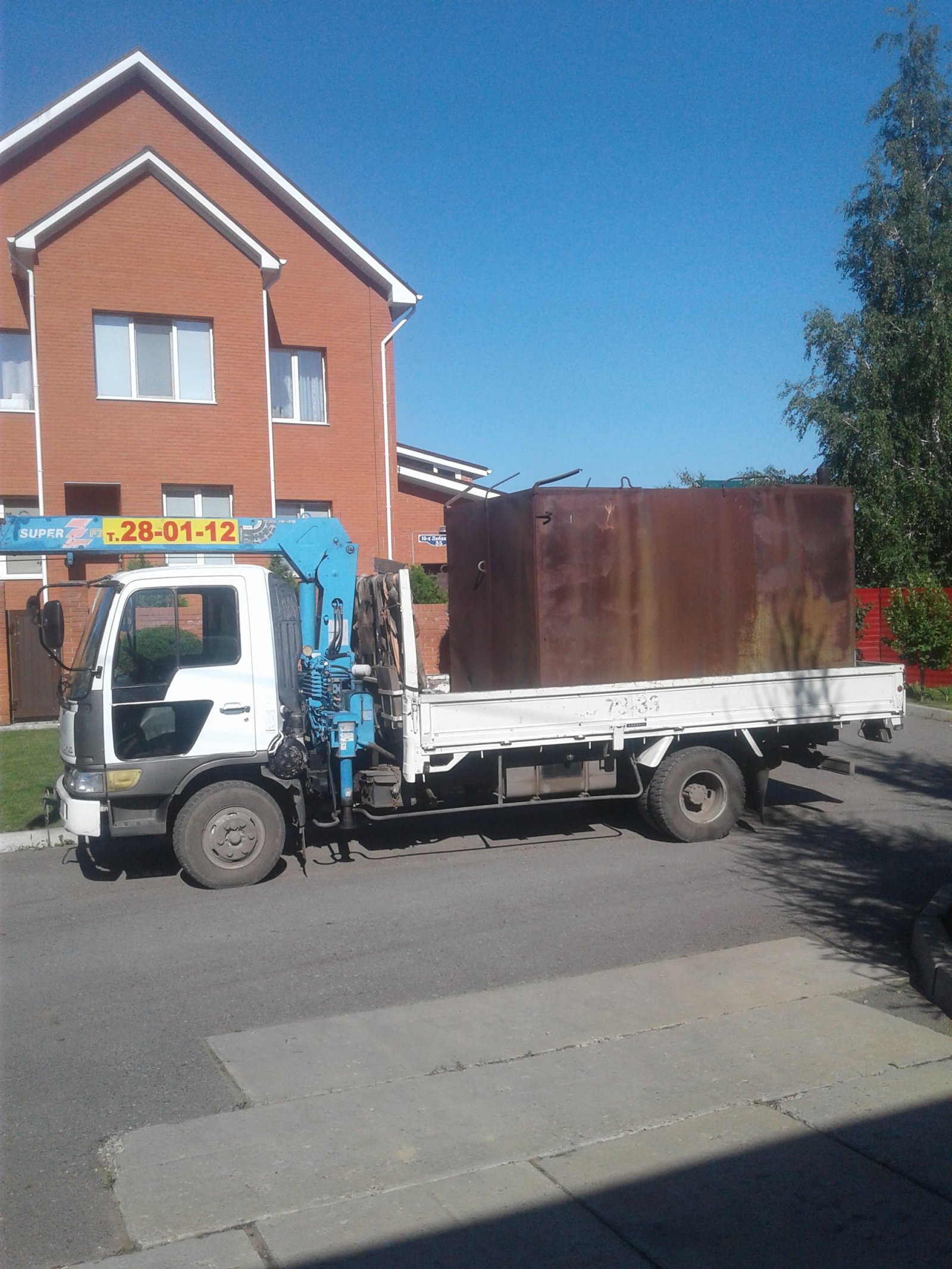 Небольшой манипулятор самогруз воровайка, кран
