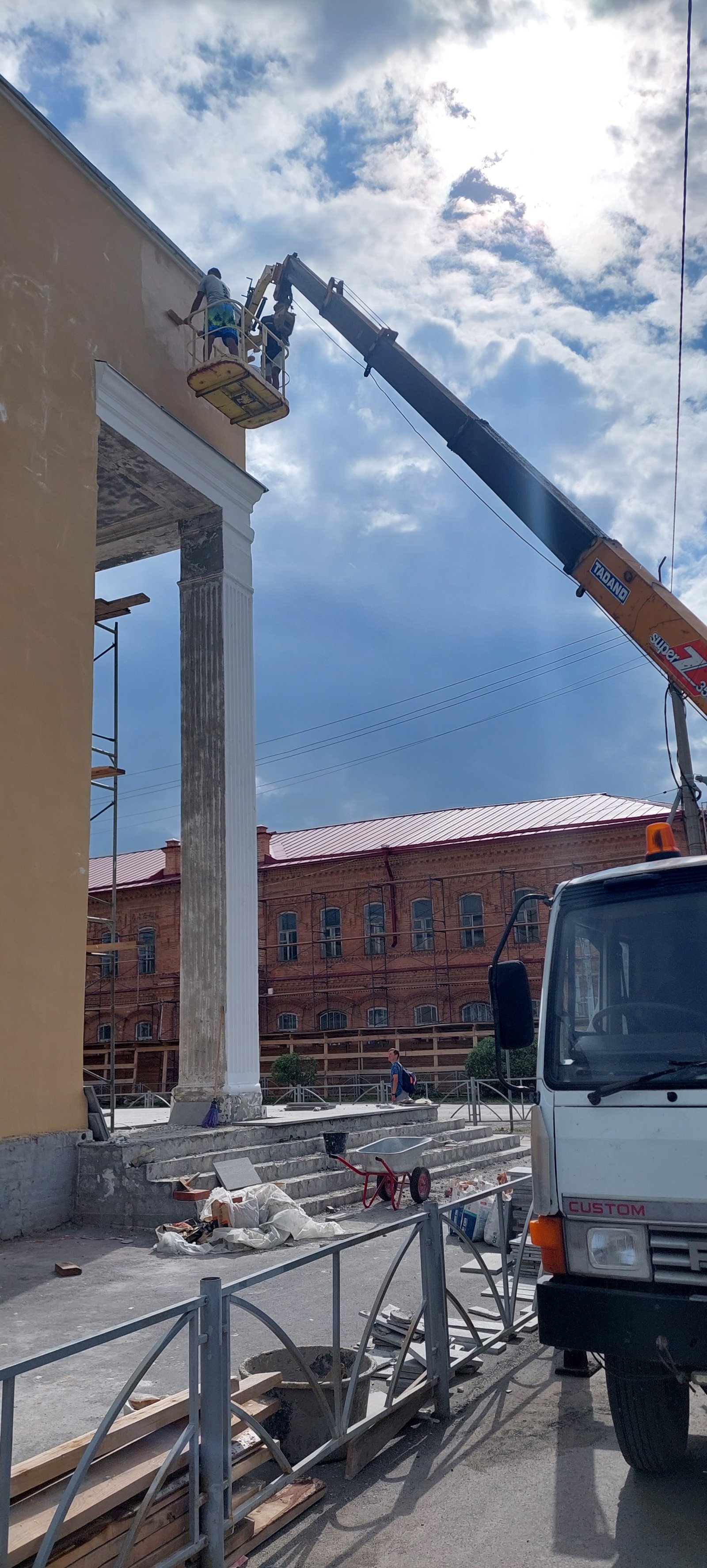 Манипулятор с корзиной автовышки, эвакуатор