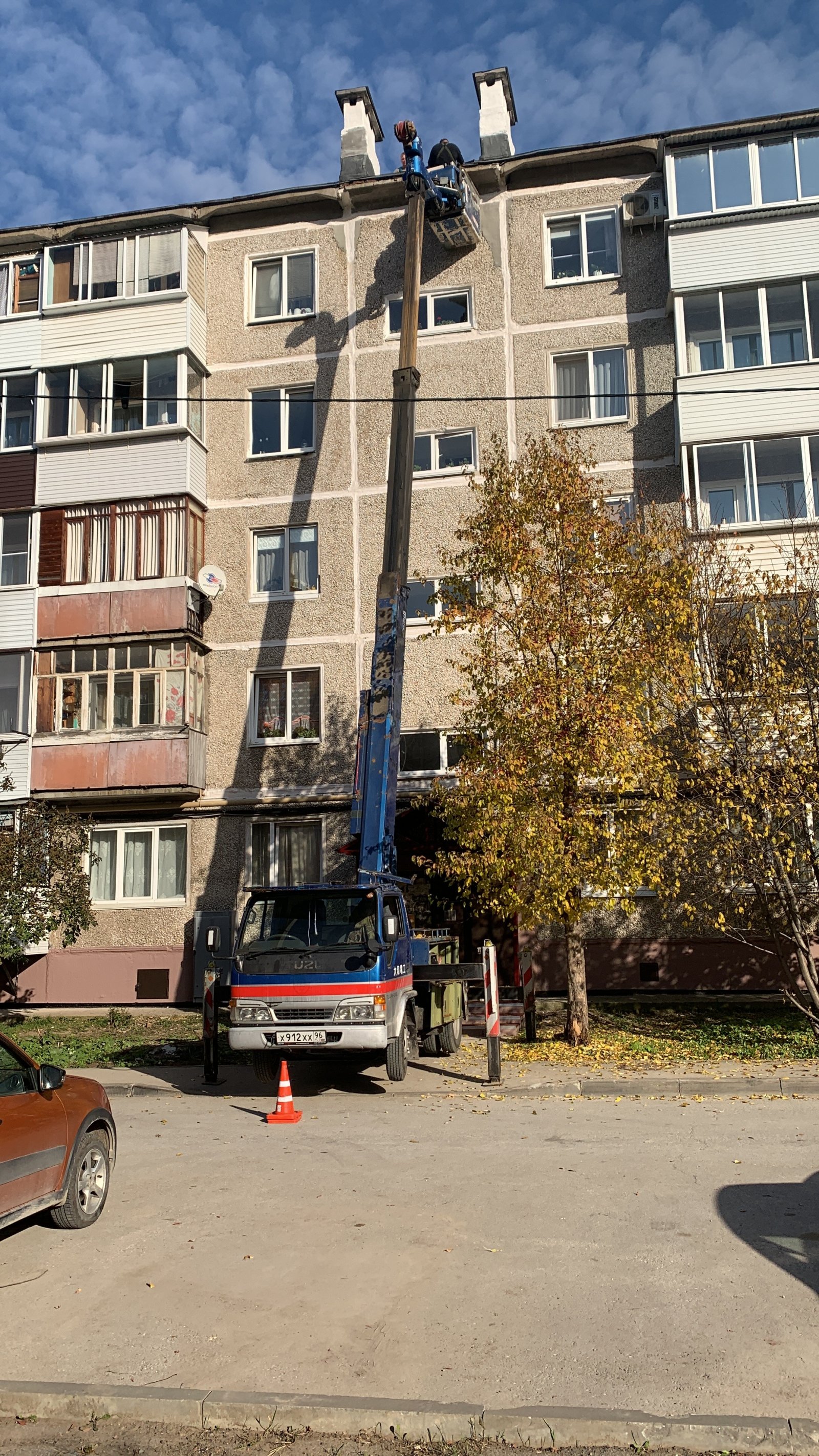 Аренда автовышки с поворотной люлькой, с лебедкой