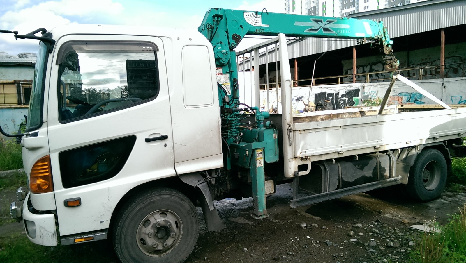 Кран-манипулятор Hino Ranger, стрела 3т 9м, борт 5т
