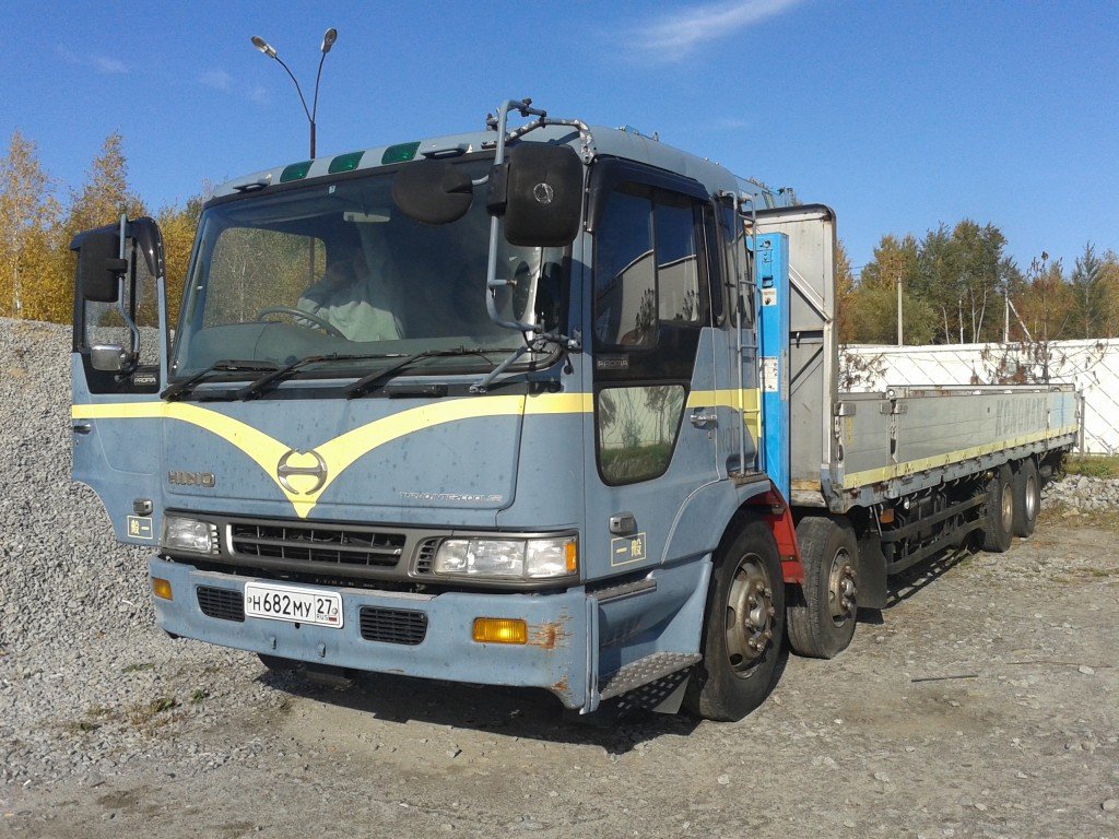 Бортовой грузовик с манипулятором