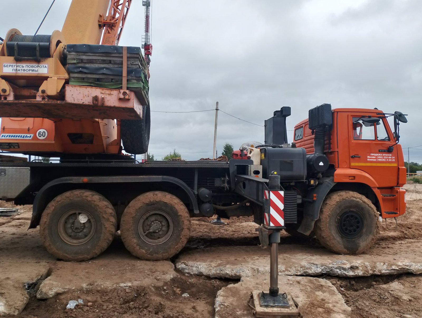 Аренда автокрана Кс55713-5к вездехода 25 тонн. Противовес