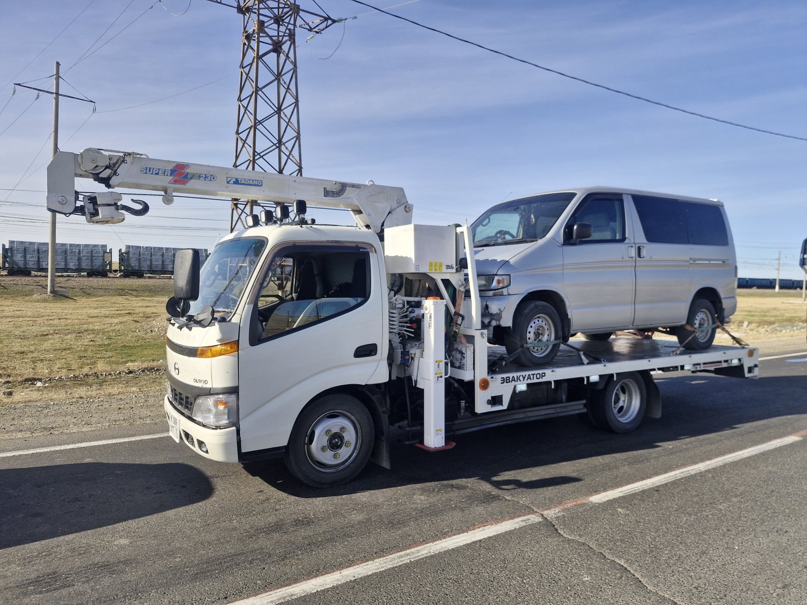 Эвакуатор Hino с траверсой манипулятора, лебедкой