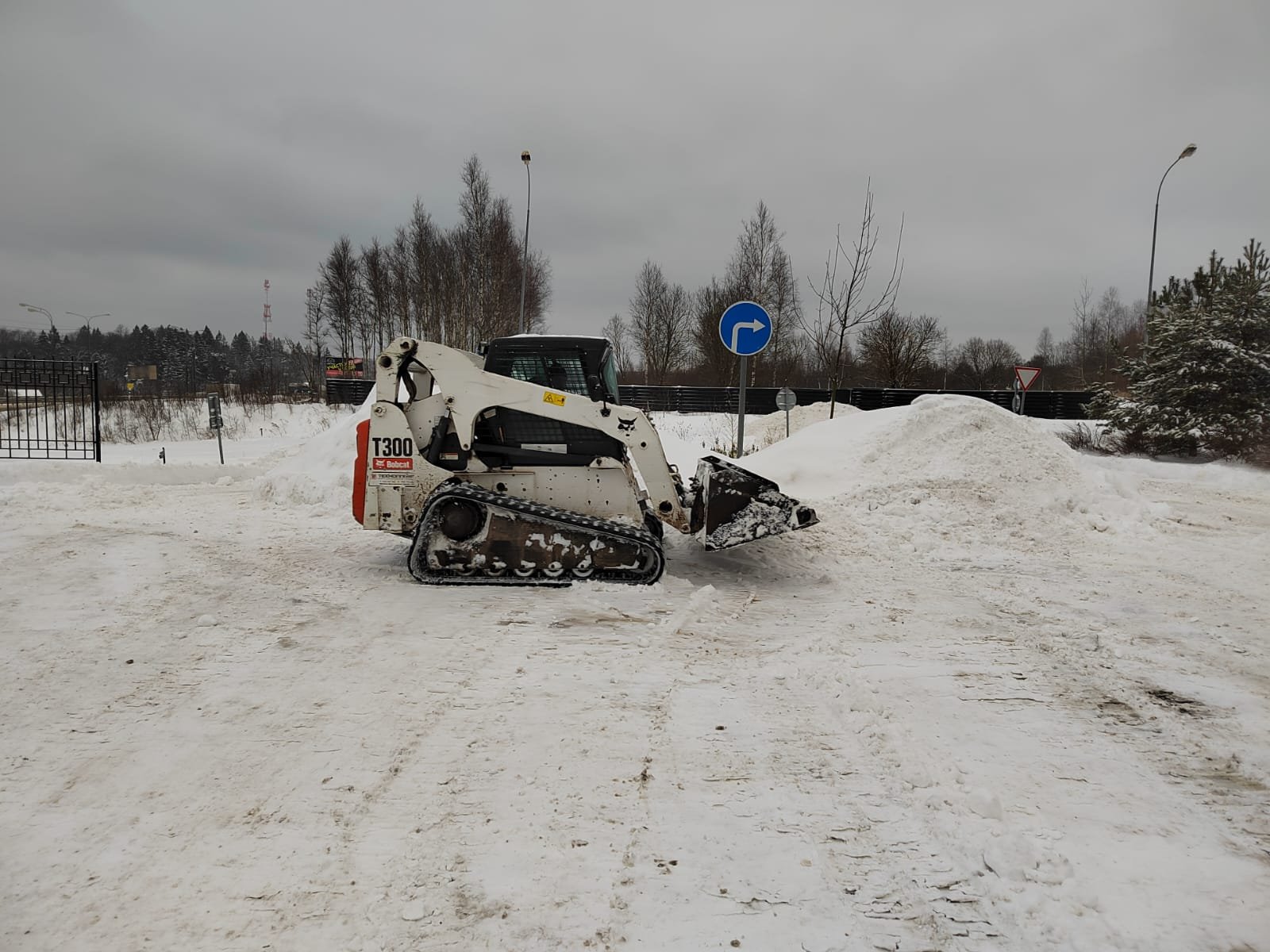 Уборка снега трактором