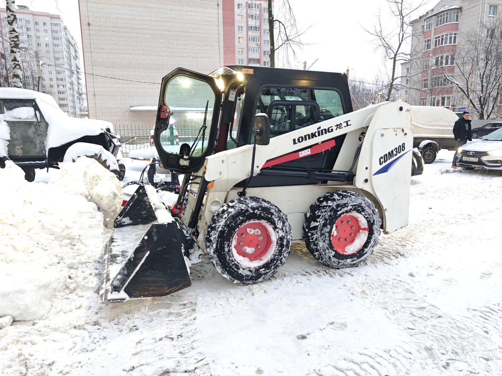 Аренда мини-погрузчика bobcat с щеткой