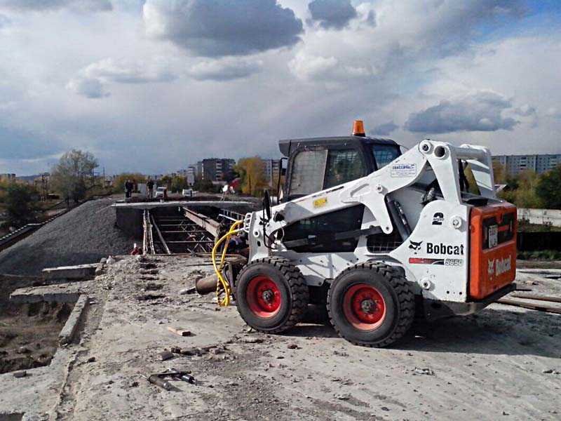 Мини-погрузчик Bobcat S650 с гидромолотом