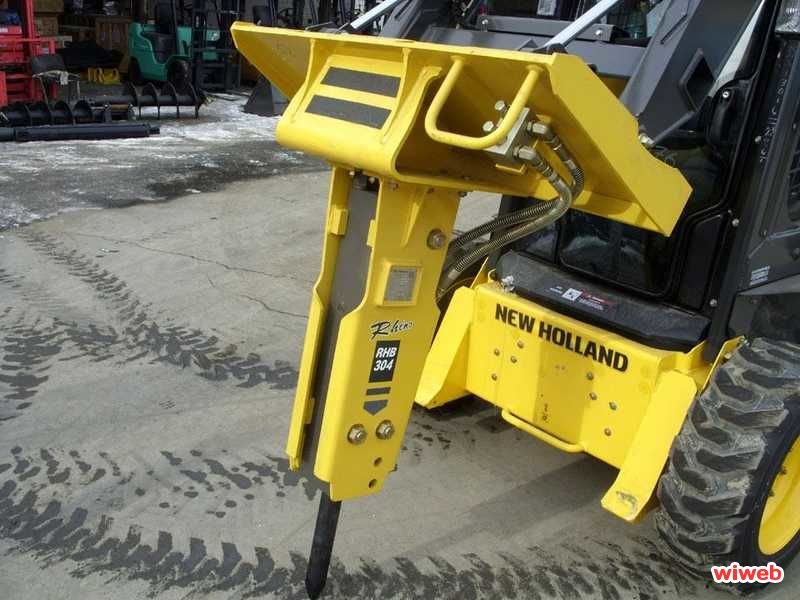 Мини-погрузчик New Holland L160 с гидромолотом