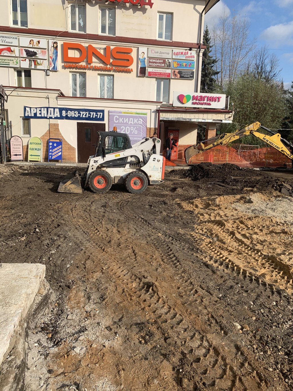 Аренда мини-погрузчика BobCat S770 с бункером для песка