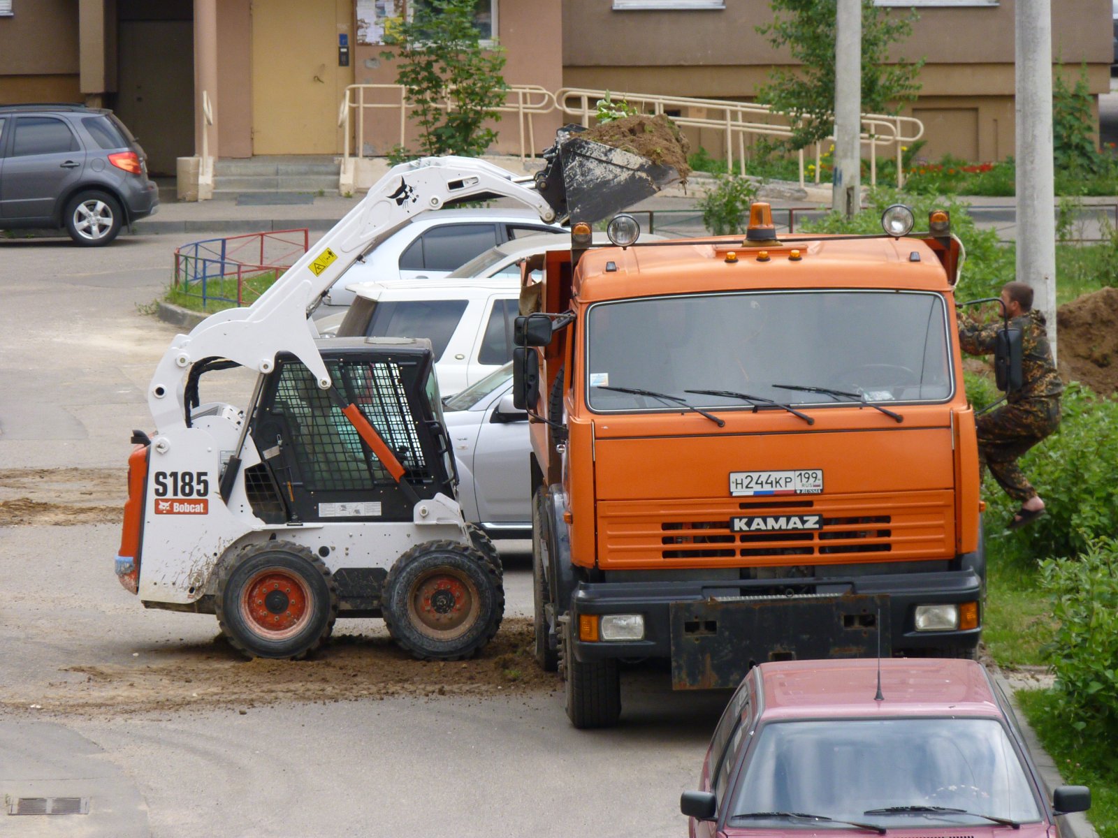 Аренда мини-погрузчика Bobcat S185 с оборудованием