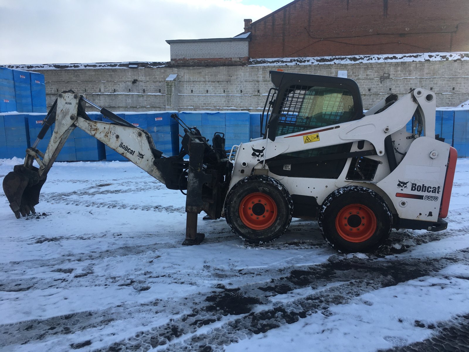 Мини погрузчик bobcat аренда. Погрузочные работы
