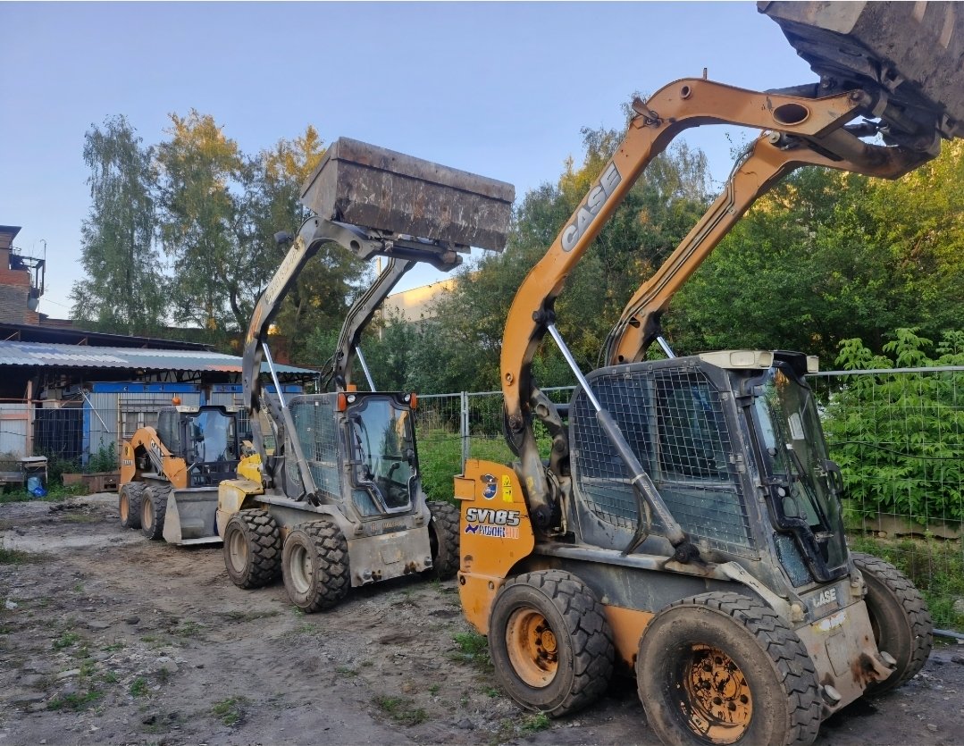 Аренда мини-погрузчика с вилами, щеткой, отвалом