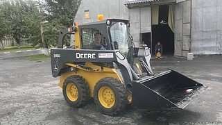 Аренда мини-погрузчика JOHN DEERE с водителем, уборка снега