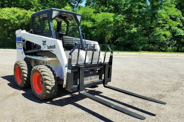 Сдам в аренду мини-погрузчик BOBCAT S530 с вилами