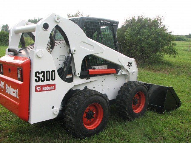 Аренда мини-погрузчика Bobcat S300
