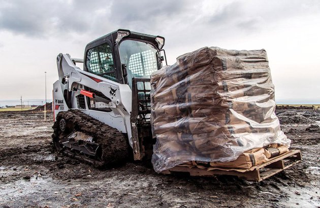 Гусеничный BOBCAT T590 с вилами в аренду