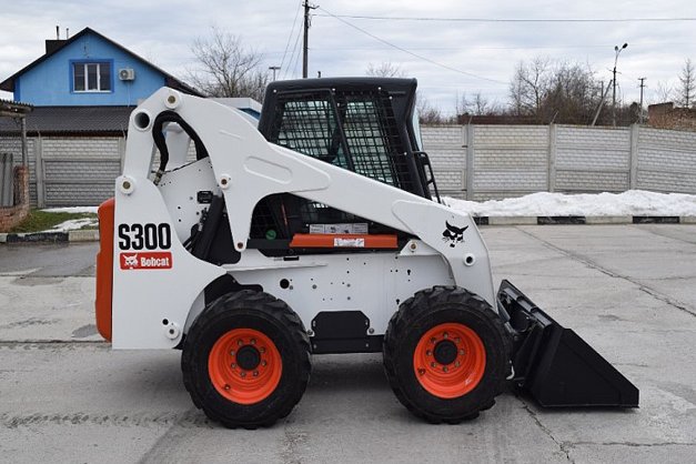 Услуги по аренде мини-погрузчика BOBCAT S300