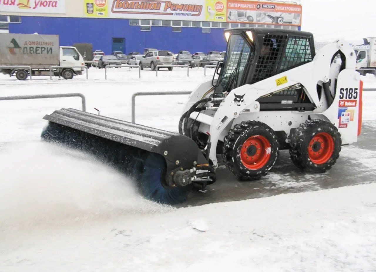 Мини-погрузчик BOBCAT с щеткой в аренду не дорого