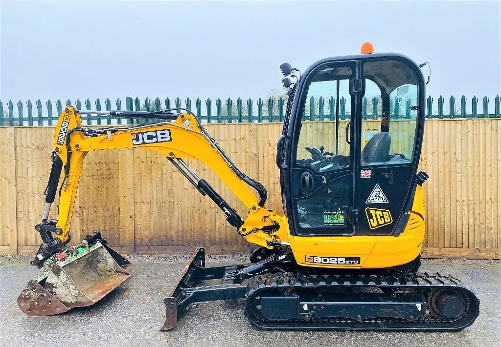 Арендуйте экскаватор JCB 8025 недорого