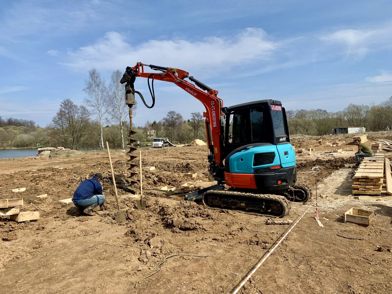 Аренда ямобура на базе мини экскаватора и Bobcat