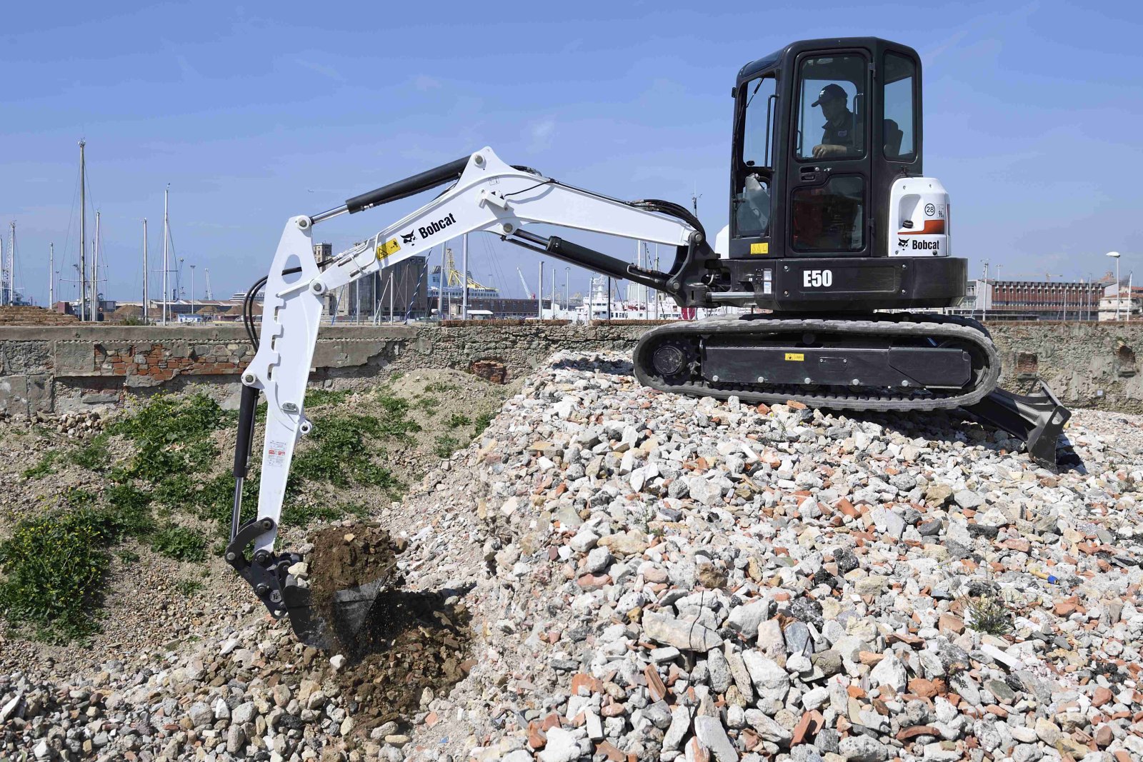 Арендуйте мини-экскаватор JCB MINI 8045 ZTS