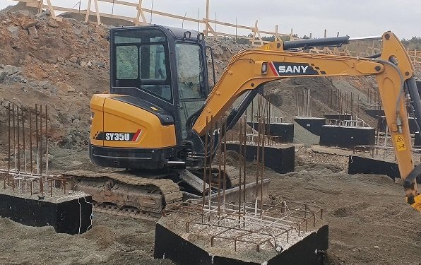 Услуги мини-экскаватора Sany SY35U с гидромолотом