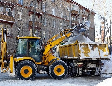 Трактор, самосвал. Уборка снега. вывоз мусора