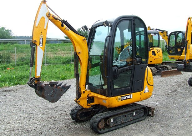 Миниэкскаватор с гидромолотом JCB 8018