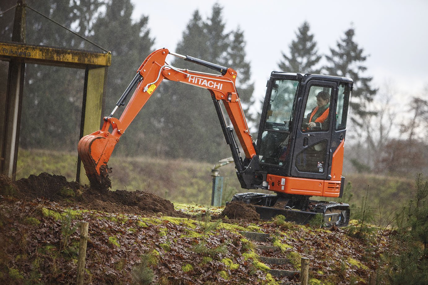 Аренда мини-экскаватора hitachi zx26u-5a