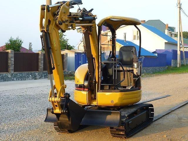 Гусеничный мини-экскаватор Caterpillar
