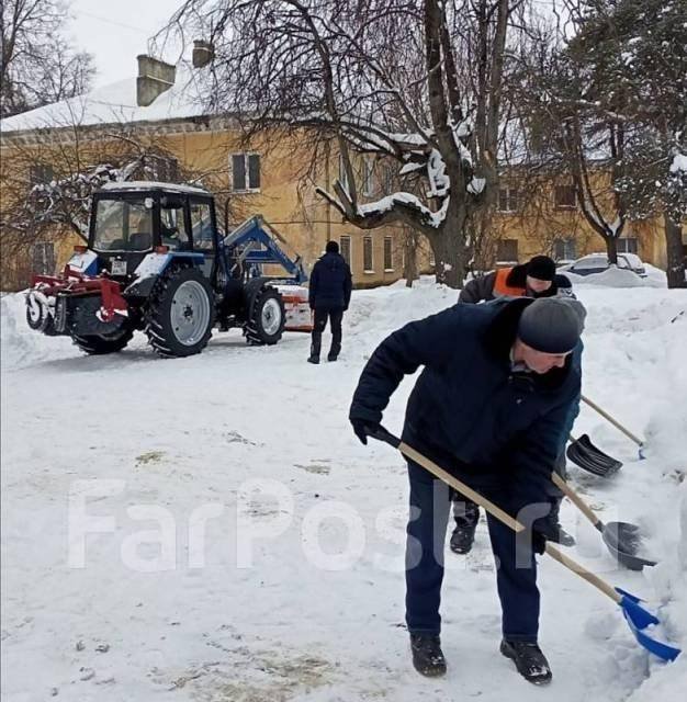Уборка снега снегоуборочной машиной