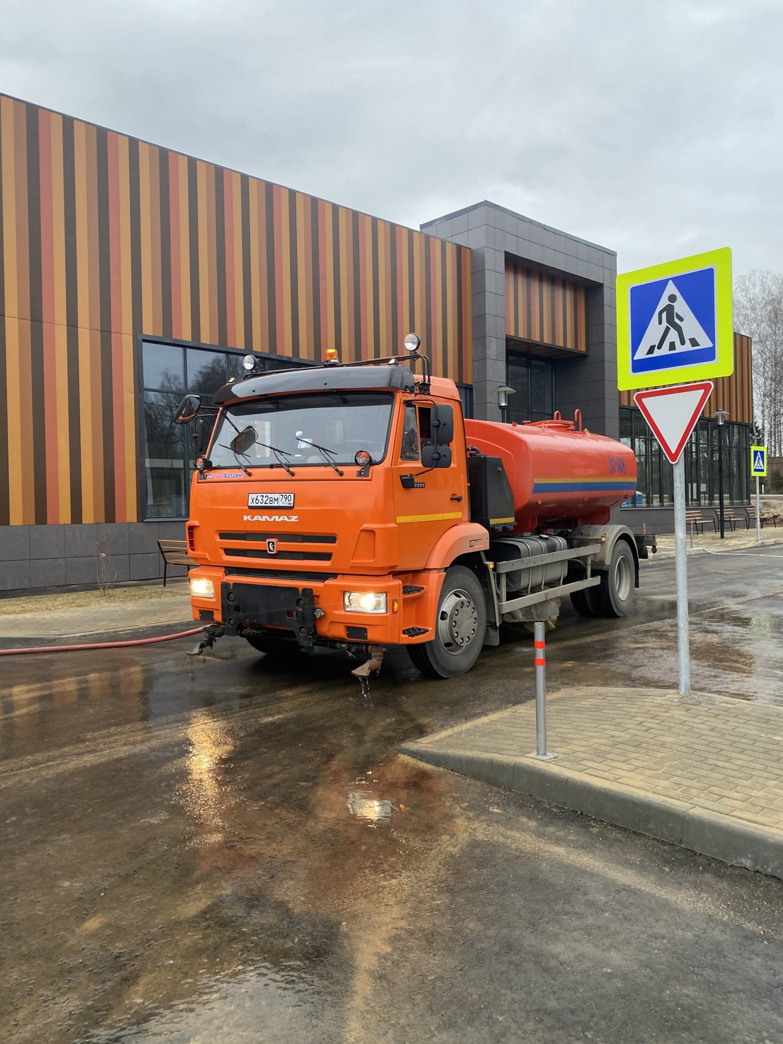 Аренда поливомоечной машины. Вода доставка