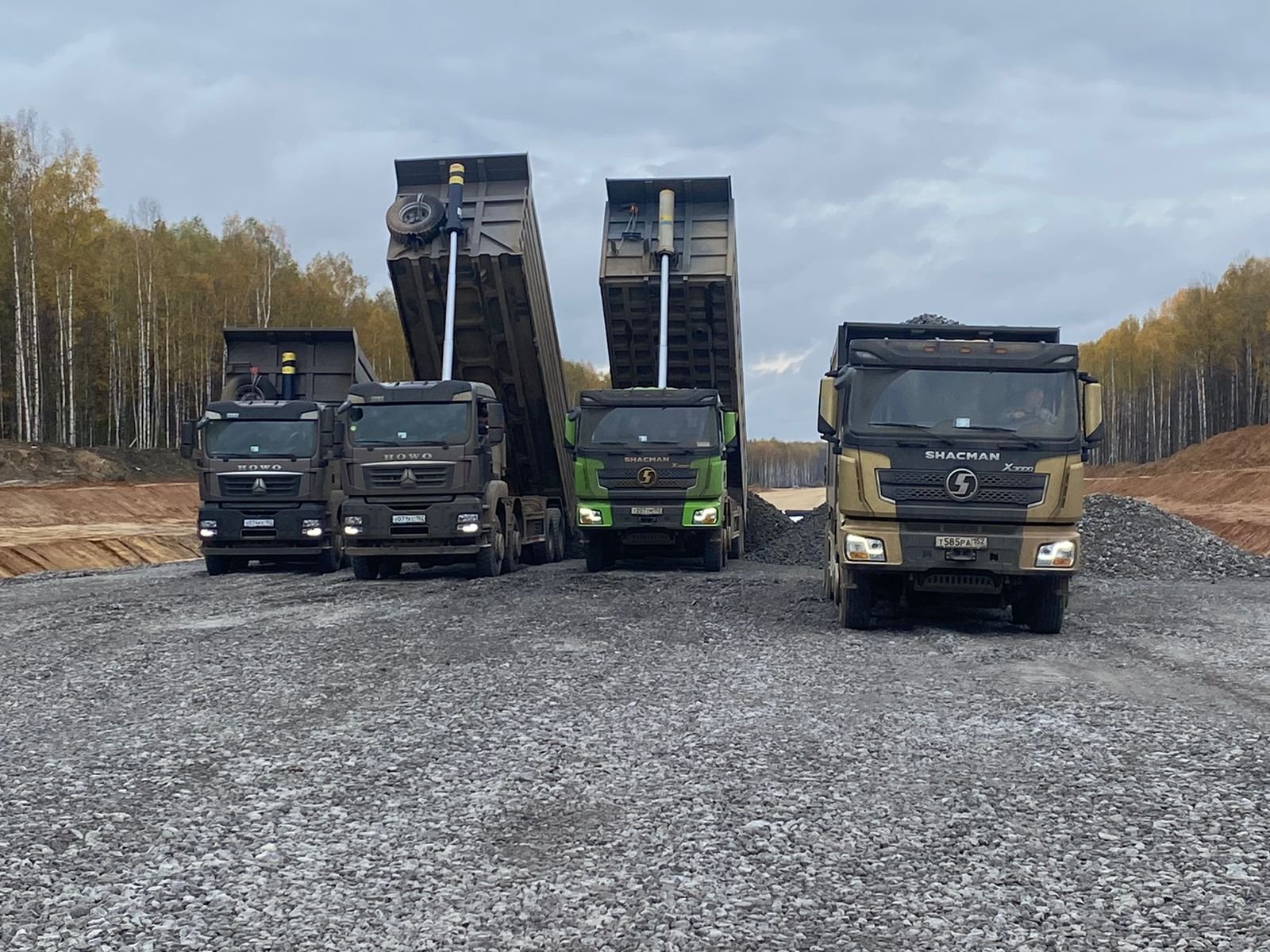 Самосвалы 35 м3 / кубов аренда. Перевозка 45 тонн
