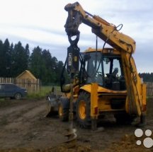 Экскаватор JCB с ямобуром 400 мм, гидромолотом и трамбовкой