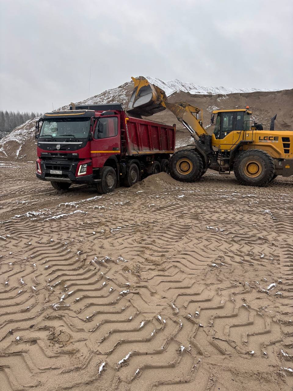 Самосвалом VOLVO 8x4 перевозка сыпучих грузов