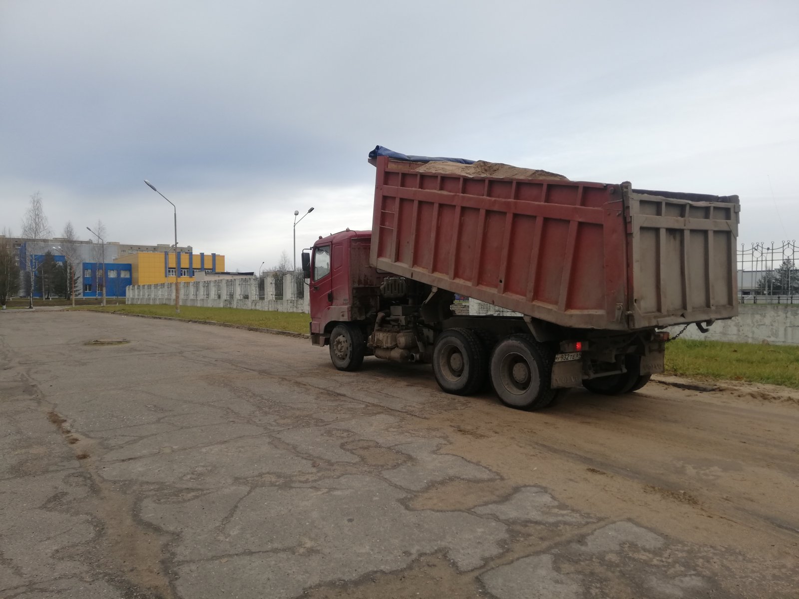 Самосвал 20 кубов аренда. Перевозка 25 тонн