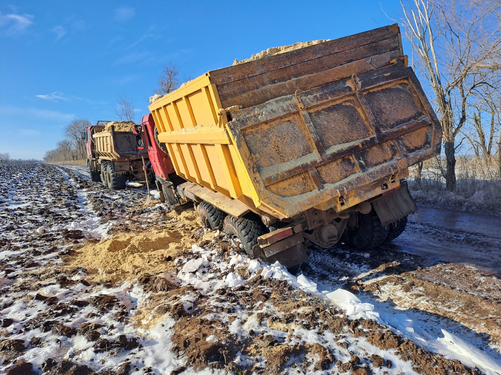Аренда самосвалов вездеходов, перевозка самосвалом